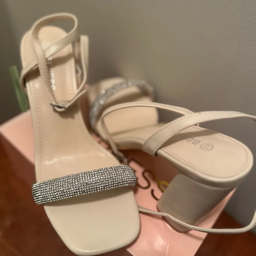 🎓NWT Berness Chic Beige Block Heel Sandals